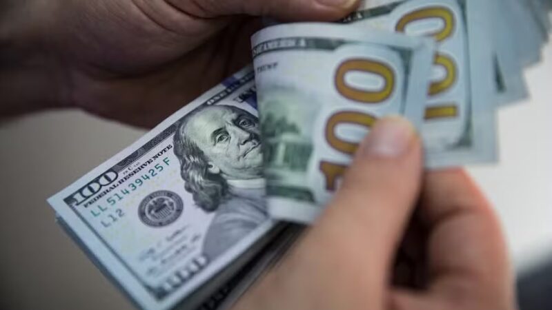 Dólar interrompe sequência de quedas e fecha em leve alta, a R$ 5,29