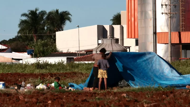 Família em situação de vulnerabilidade dorme em barraco improvisado na Avenida Duque de Caxias
