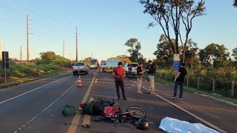 Motociclista morre após ser arremessado e atropelado por caminhão na BR-163 em Campo Grande