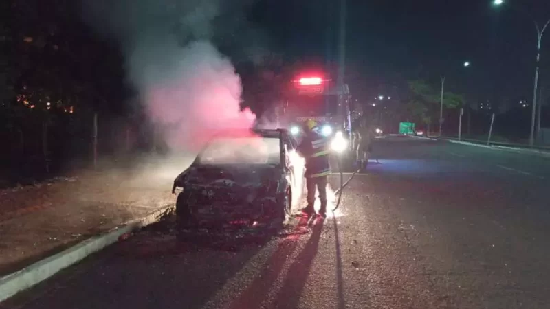 Carro pega fogo e é parcialmente destruído no bairro Nova Lima, em Campo Grande