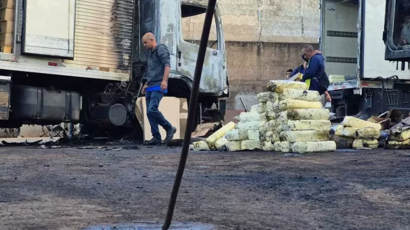 Curto-circuito causa incêndio e destrói caminhão de laticínio em Campo Grande
