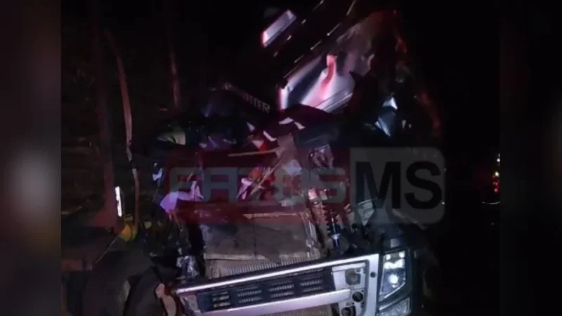 Mulher morre em grave colisão entre caminhão e carreta na BR-158, em MS