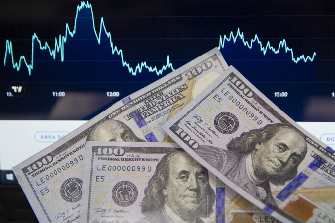 Dólar recua pela terceira vez seguida e fecha a R$ 5,56; Ibovespa também cai com foco em medidas fiscais e tensão global