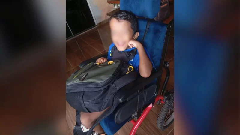 Mãe inicia vaquinha para comprar cadeira postural para filho de 8 anos com deficiência: “Cada vitória dele é uma celebração”