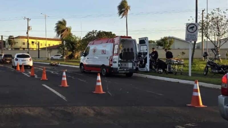 Colisão entre carro e duas motos interdita trecho da Avenida Duque de Caxias em Campo Grande