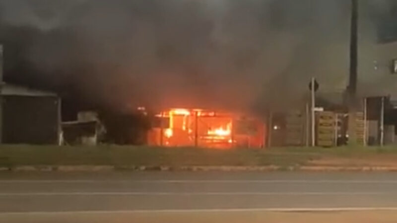 Ponto de táxi próximo ao Aeroporto pega fogo em Campo Grande