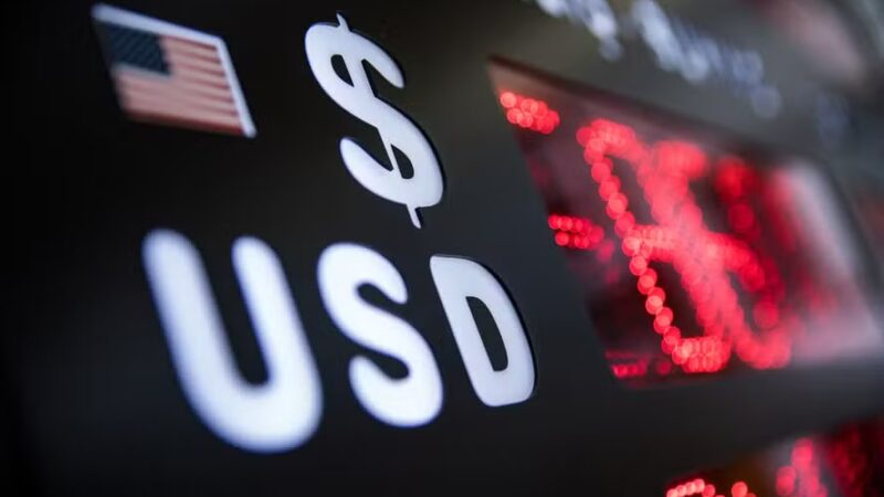 Dólar tem forte queda e fecha no menor valor desde outubro, com alívio geopolítico e dados positivos da China