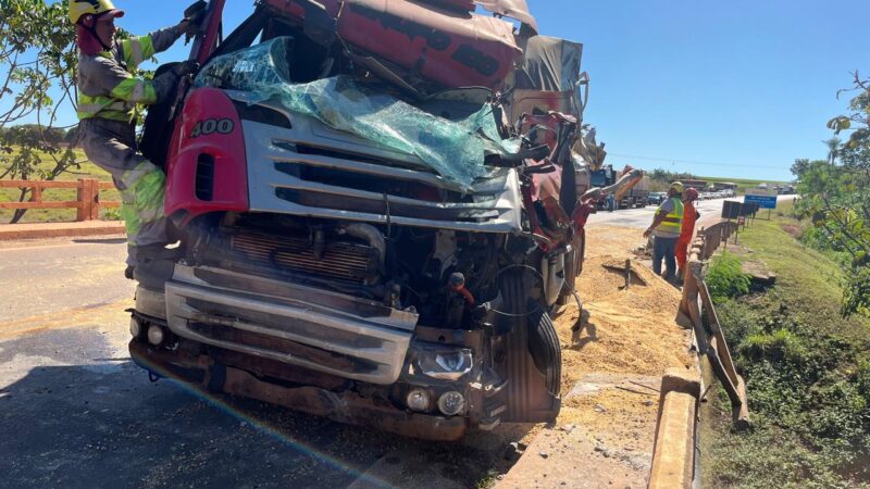 Motorista fica gravemente ferido após colisão com máquina agrícola na BR-163, em Sonora (MS)