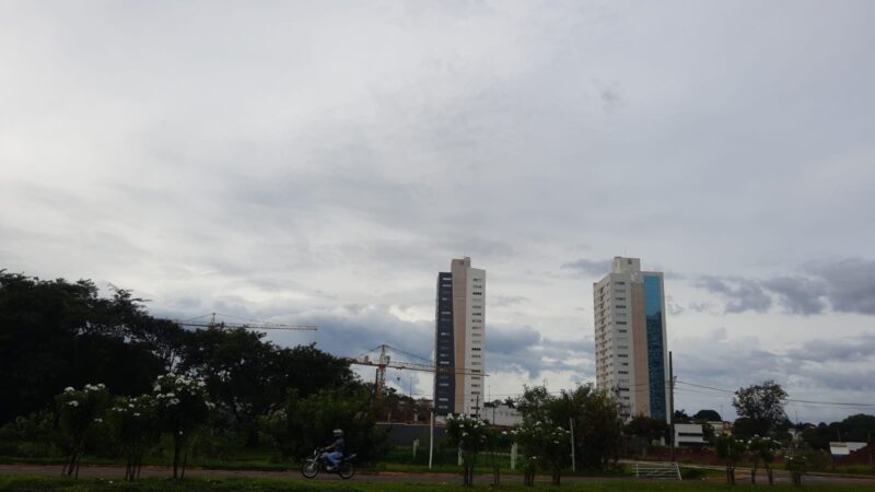 Domingo começa com clima ameno em Campo Grande; frente fria avança por MS