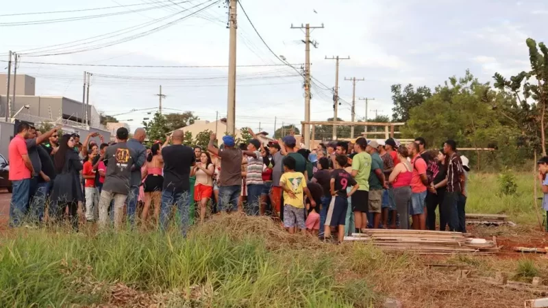 Famílias ocupam área pública no Jardim Tijuca e fecham acordo provisório com a Prefeitura