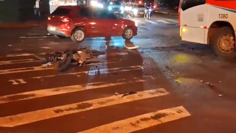Motociclista fica ferido após colidir com ônibus no bairro Tiradentes, em Campo Grande