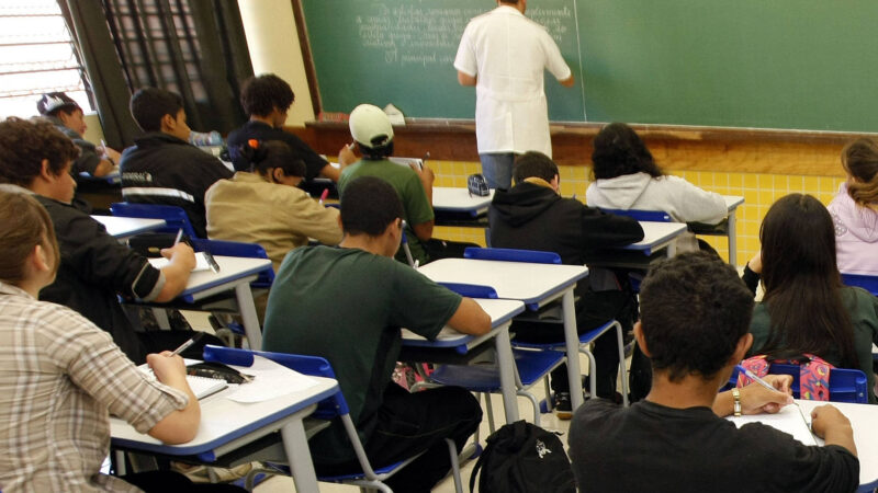 Jovens abandonam os estudos para trabalhar: 54% alegam necessidade de ajudar a família