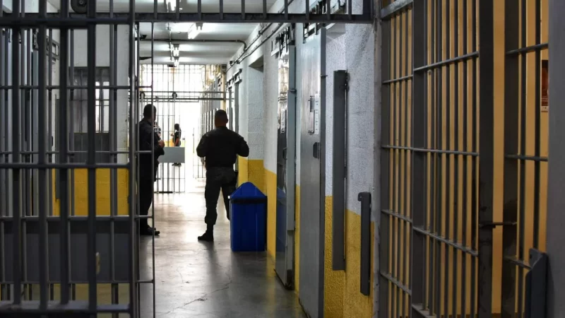 Câmara aprova projeto que endurece penas para entrada de celulares, armas e drogas em presídios