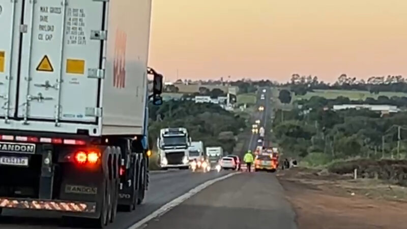 Motociclista fica ferido após cair em valeta na BR-163, em Campo Grande