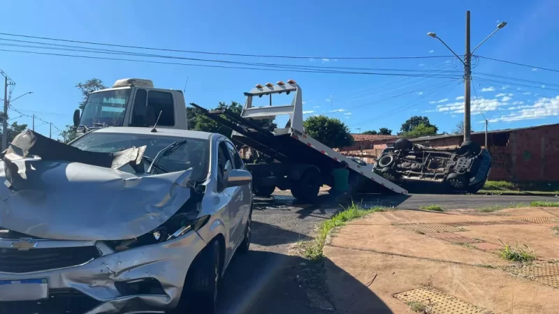 Colisão entre Amarok e Ônix termina com capotamento próximo ao Parque dos Poderes, em Campo Grande