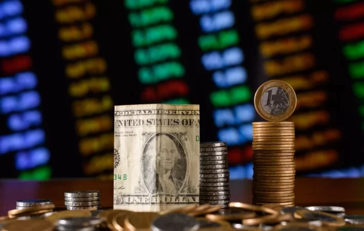 Dólar fecha abaixo de R$ 5,50 com expectativa de corte de juros nos EUA e cenário doméstico favorável