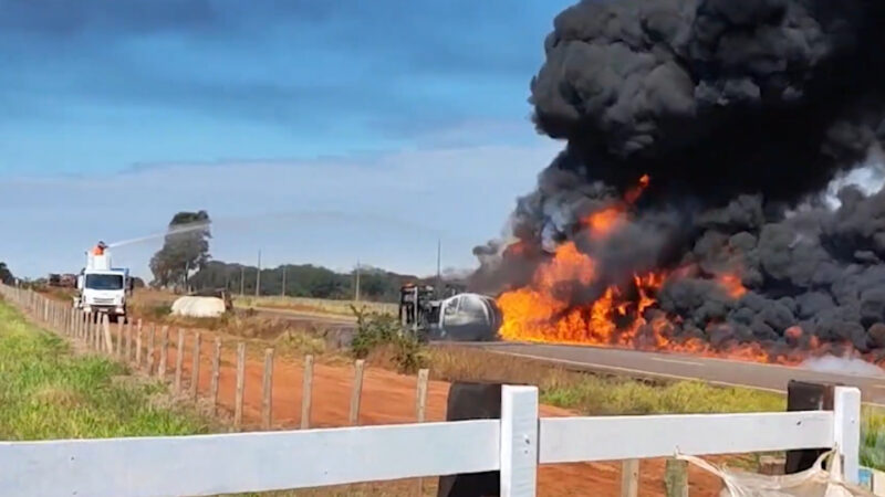 Caminhão carregado com diesel tomba e pega fogo na MS-040, saída de Campo Grande