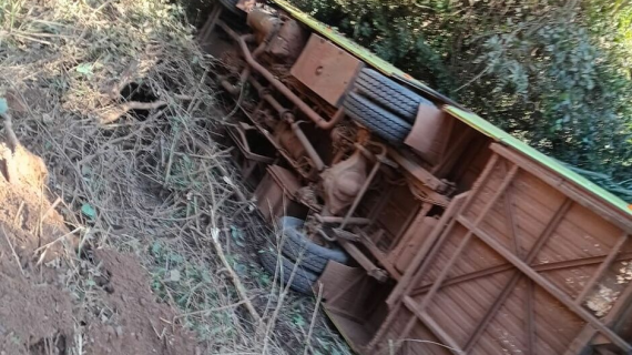 Ônibus tomba em Ribas do Rio Pardo e passageiros são socorridos sem ferimentos graves