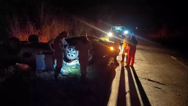 Colisão entre carros termina com capotamento na BR-376 entre Ivinhema e Deodápolis
