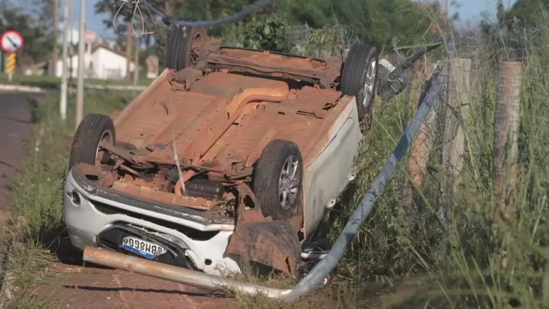 Motorista capota carro e atinge poste na entrada do Parque dos Poderes
