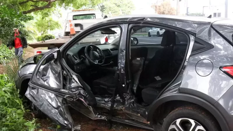 Médica sofre acidente grave em Campo Grande; carro foi encontrado abandonado com sinais de forte colisão