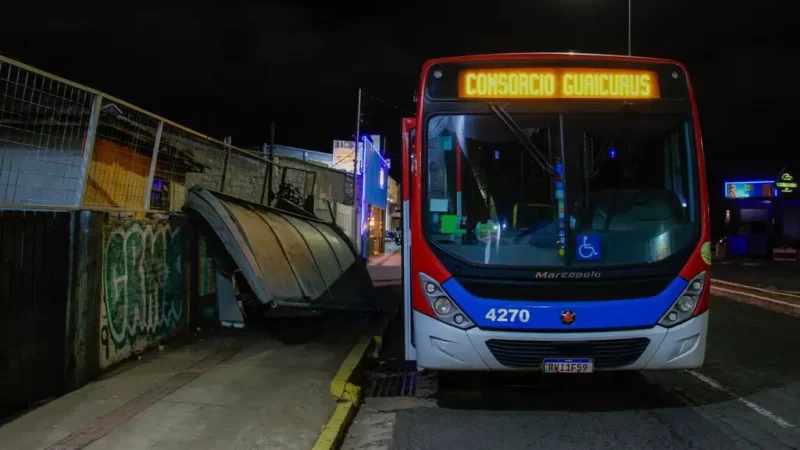 Ônibus derruba ponto de parada na Avenida Júlio de Castilho; ninguém ficou ferido