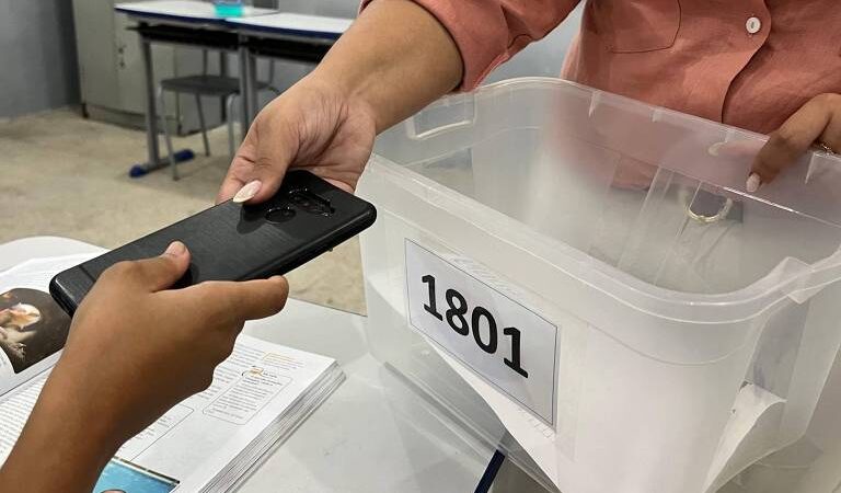 Seis meses sem celulares: escolas relatam maior interação e foco entre alunos