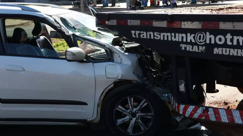 Carro fica destruído após colisão com caminhão e HB20 em Campo Grande; motorista saiu ileso