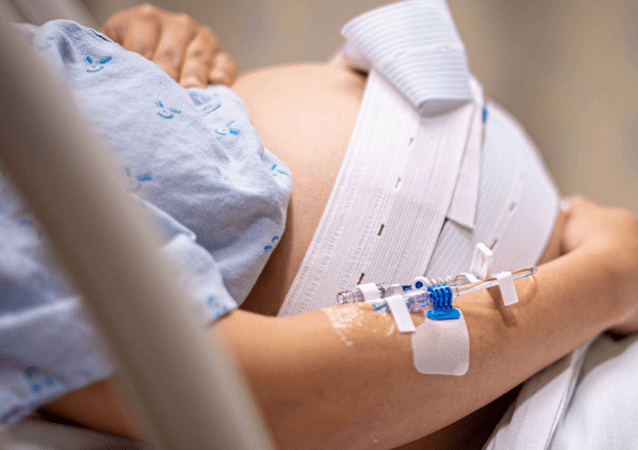 Um médico e a clínica onde atua foram condenados a pagar R$ 25 mil em indenização por danos morais a uma gestante