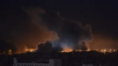 Ucrânia atinge base aérea na Rússia em resposta à maior ofensiva aérea desde o início da guerra