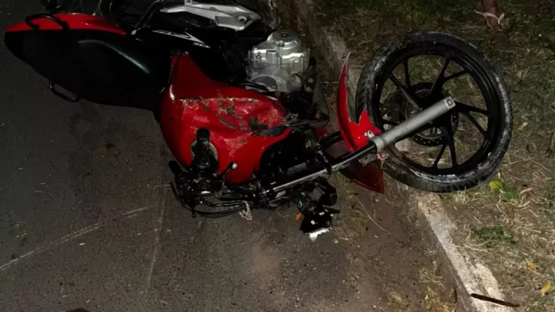 Motociclista invade contramão, causa acidente e desaparece em Campo Grande