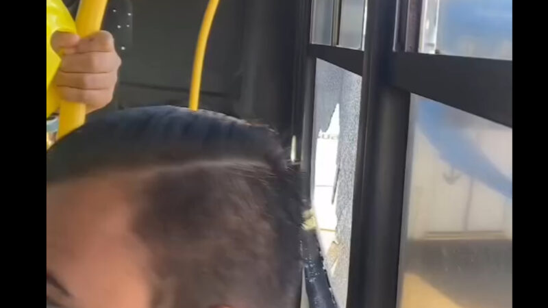 Ônibus colidem durante manobra no Terminal Morenão em Campo Grande