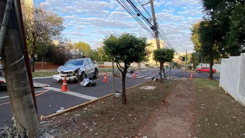 Caminhonete derruba poste e semáforo na Avenida Mato Grosso em Campo Grande