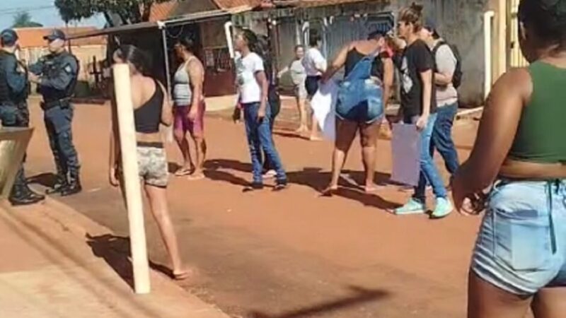 Mulheres protestam em frente à casa da mãe de bebê morta após estupro em Camapuã