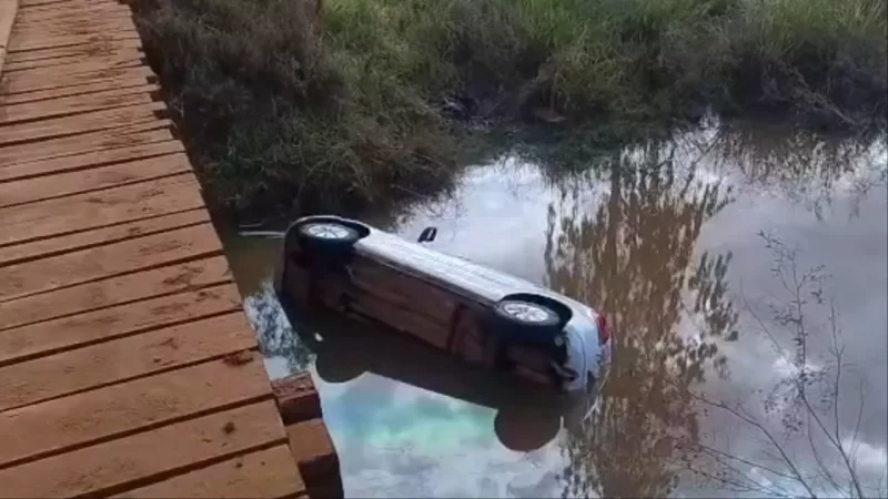 Mãe e filha morrem após carro cair de ponte de madeira no interior de MS