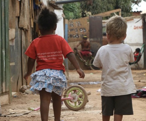 Irmãos de 4 e 12 anos são resgatados após serem deixados sozinhos pela mãe, que saiu para beber em cidade de MS