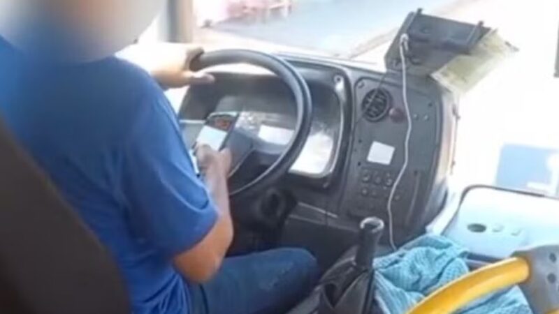 Motorista de ônibus é flagrado jogando no celular enquanto dirigia em Campo Grande MS