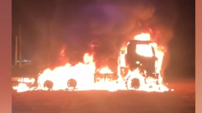 Incêndio destrói carreta na BR-262 em Ribas do Rio Pardo durante a madrugada
