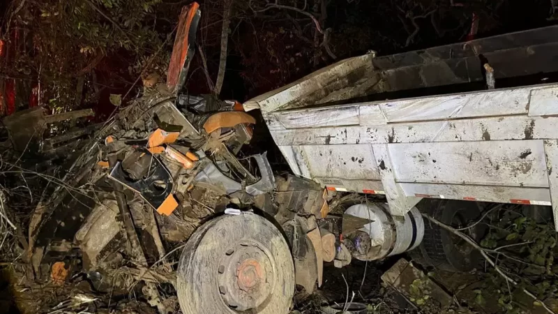 Motorista morre após caminhão caçamba cair em ribanceira na MS-215
