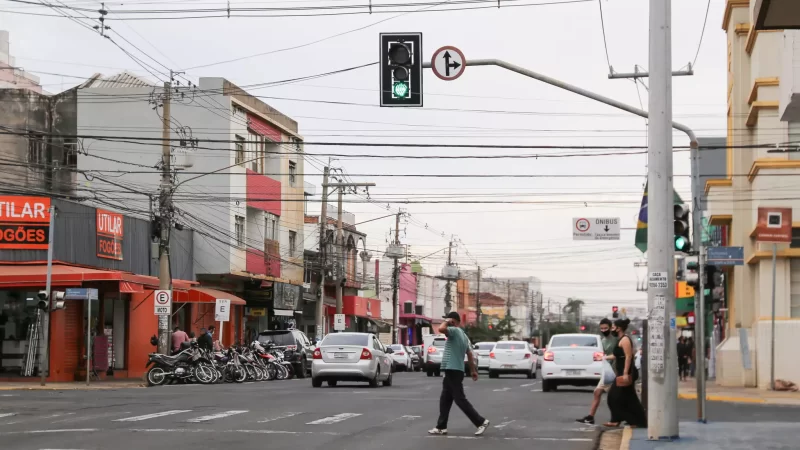 Semáforo Sinal Verde: Homem é atropelado por moto ao tentar atravessar avenida com caixa de morango para a esposa