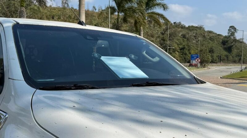 Motoristas em MS estão sendo multados por utilizarem a antena Starlink de forma a obstruir a visão