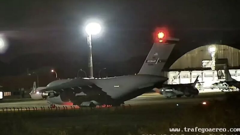 Avião cargueiro dos EUA pousa em Campo Grande para Exercício Tápio 2025