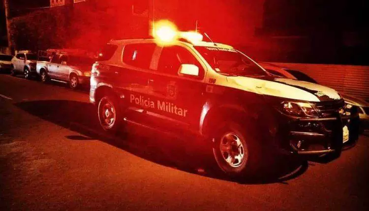 Agente penitenciário em surto invade casa, atira e tenta roubar carro em Campo Grande