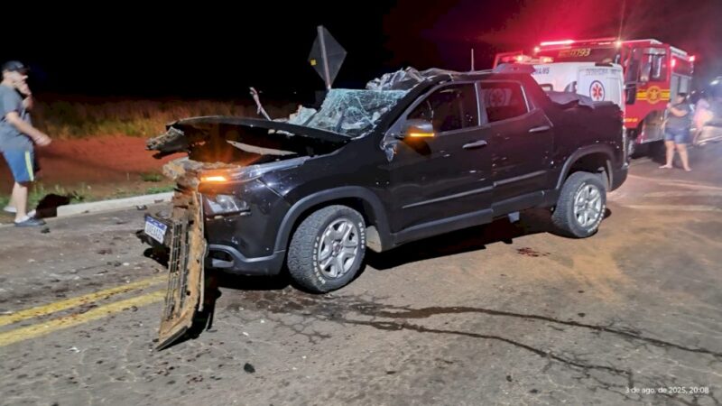 Colisão entre Fiat Toro e carreta deixa jovem morto na BR-376