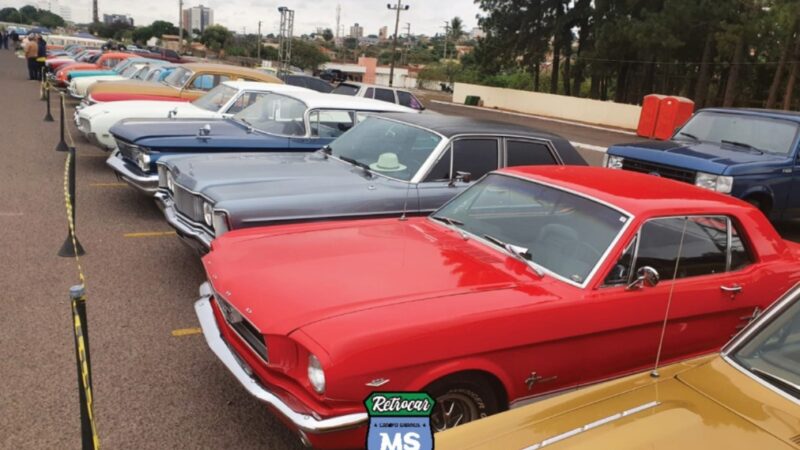 Clássicos sobre rodas e solidariedade: RetrocarMS 2025 movimenta fim de semana na Praça do Papa