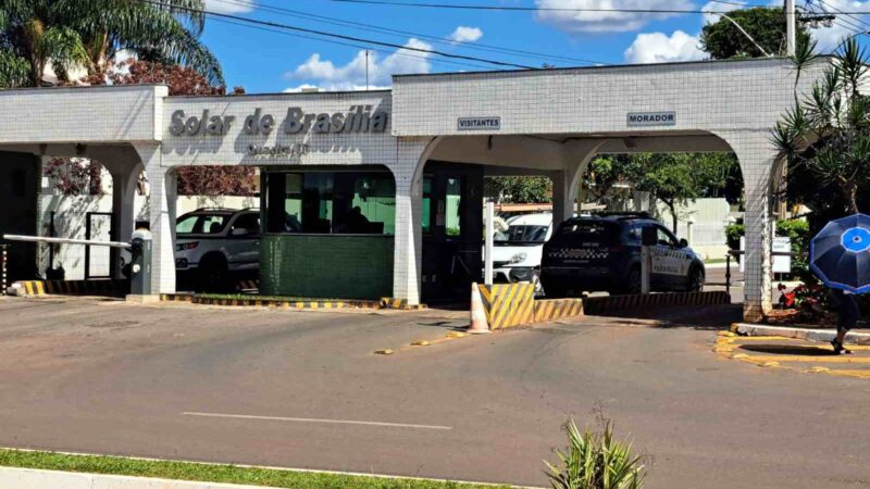 Prisão domiciliar de Bolsonaro muda rotina em condomínio e vizinhos cogitam assembleia para sua saída