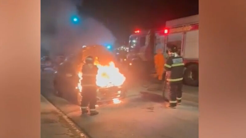 Peugeot pega fogo após pane elétrica em avenida movimentada de Campo Grande