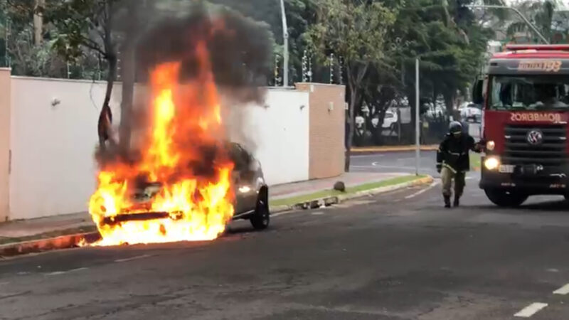 Carro pega fogo no Centro de Campo Grande e fica destruído