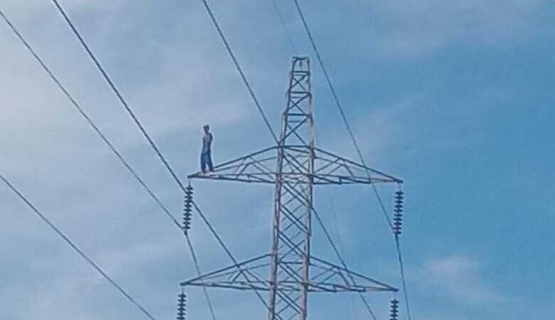 Homem volta a subir em torre de energia e mobiliza equipes em Campo Grande