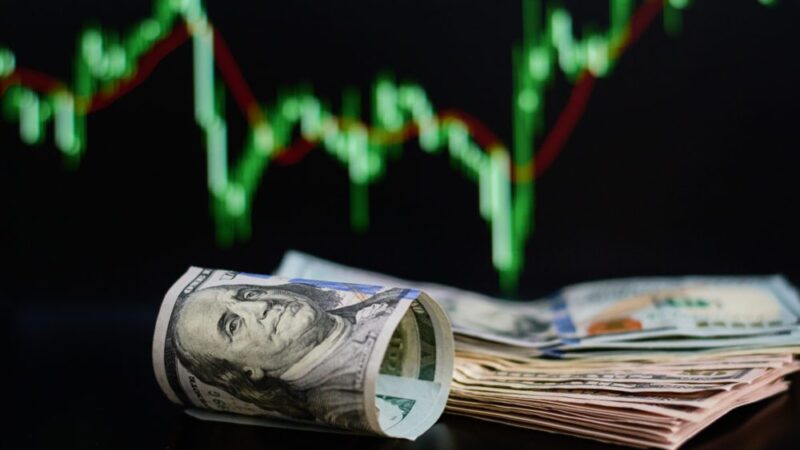 Dólar fecha em leve alta após dados fortes de inflação nos EUA; real segue resiliente